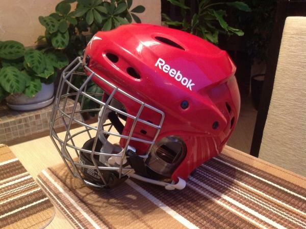 Продам хоккейный шлем reebok. Иваново